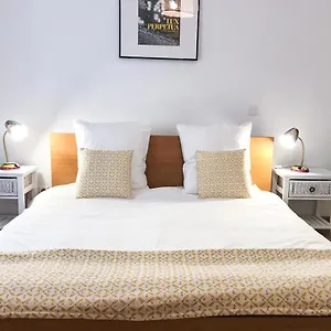 https://la-maison-bleue-arles.fr-provencehotel.com