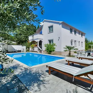 apartments-crno.hotelinzadar.com/